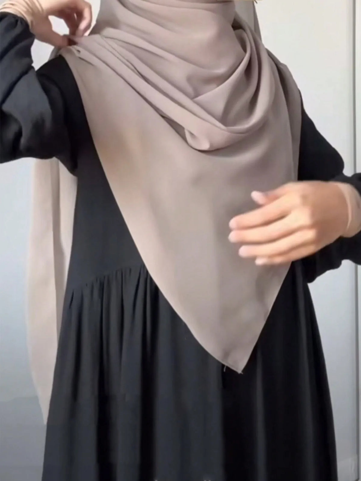 Simple and elegant black Abaya robe for fashionable Muslim women's wear