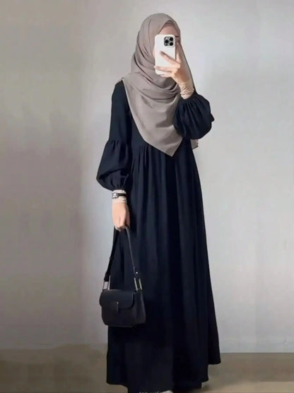 Simple and elegant black Abaya robe for fashionable Muslim women's wear