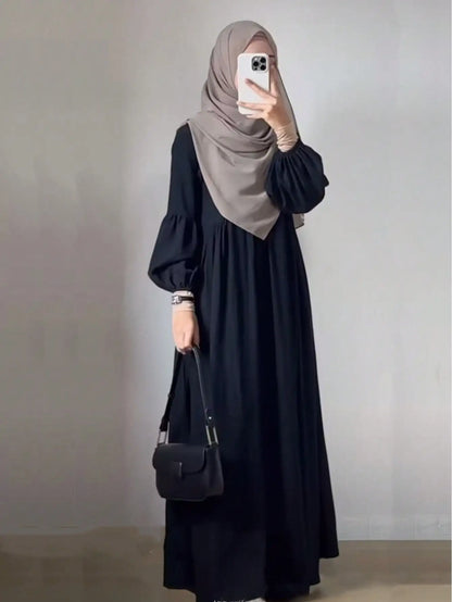 Simple and elegant black Abaya robe for fashionable Muslim women's wear