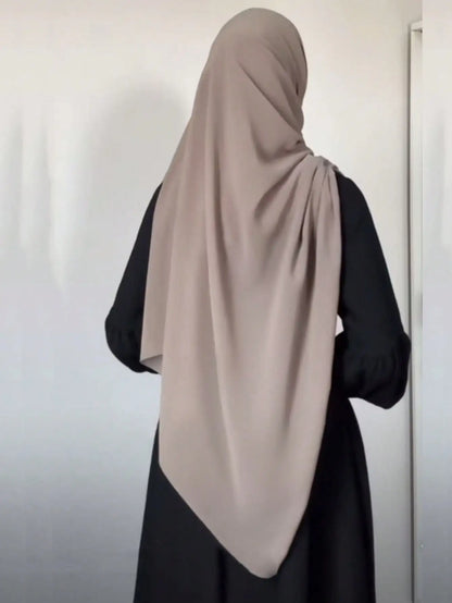Simple and elegant black Abaya robe for fashionable Muslim women's wear