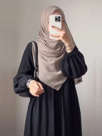 Simple and elegant black Abaya robe for fashionable Muslim women's wear