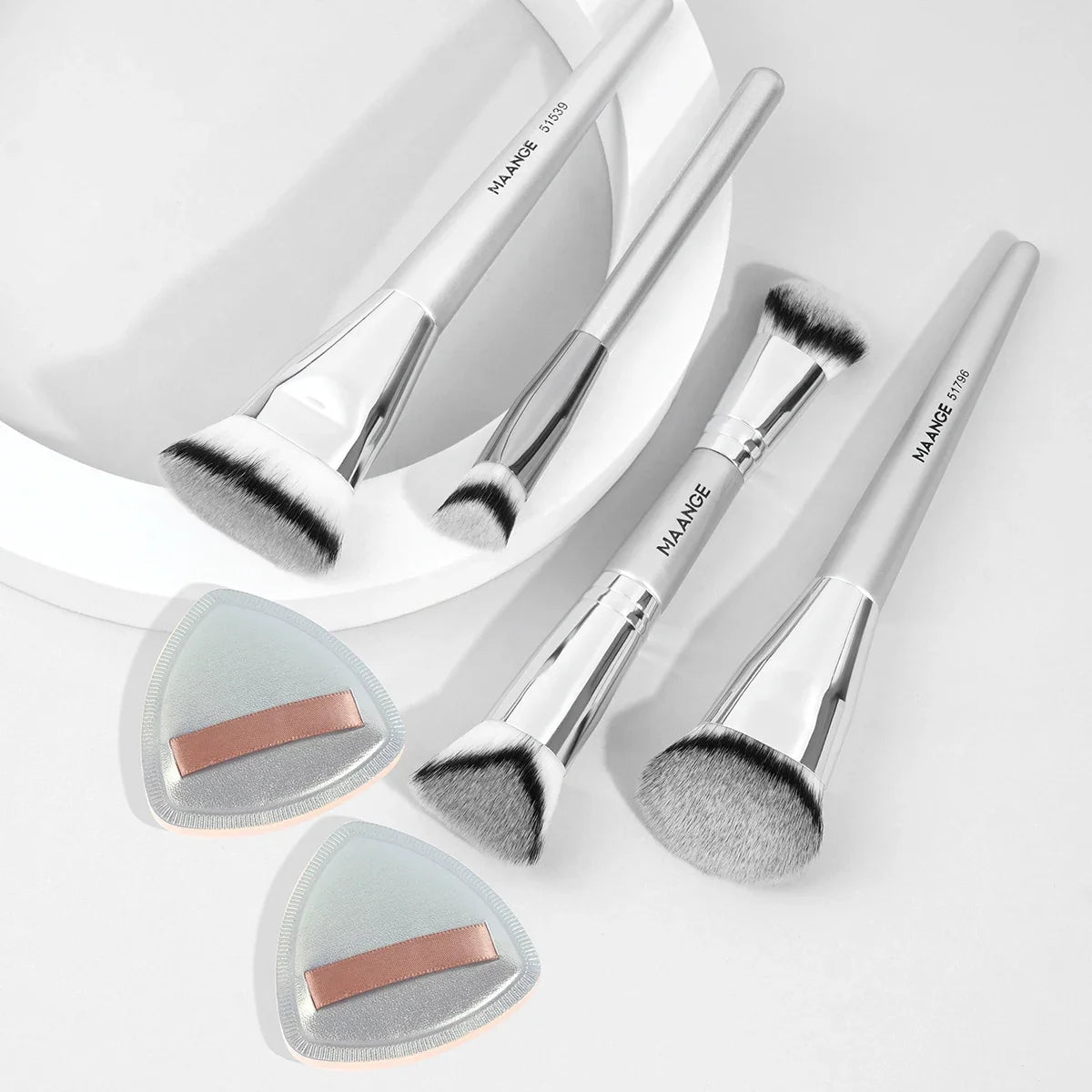 MAANGE 4pcs Foundation Makeup Brushes with 2pcs Air Cushion Puffs Concealer Contour Sculpting Kabuki Makeup Brushes for Travel