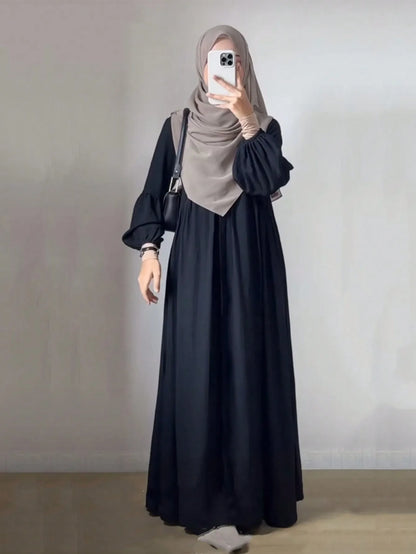 Simple and elegant black Abaya robe for fashionable Muslim women's wear